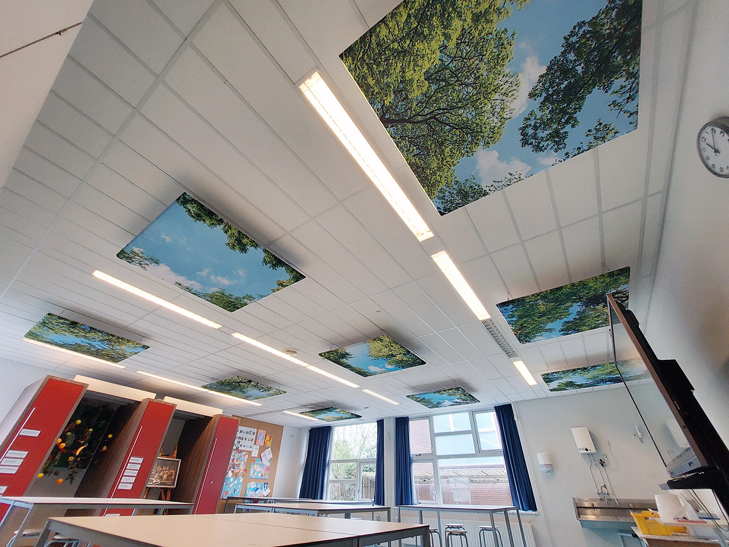 Verbeteren akoestiek praktijklokaal met plafond panelen maatwerk oplossing MetroXL