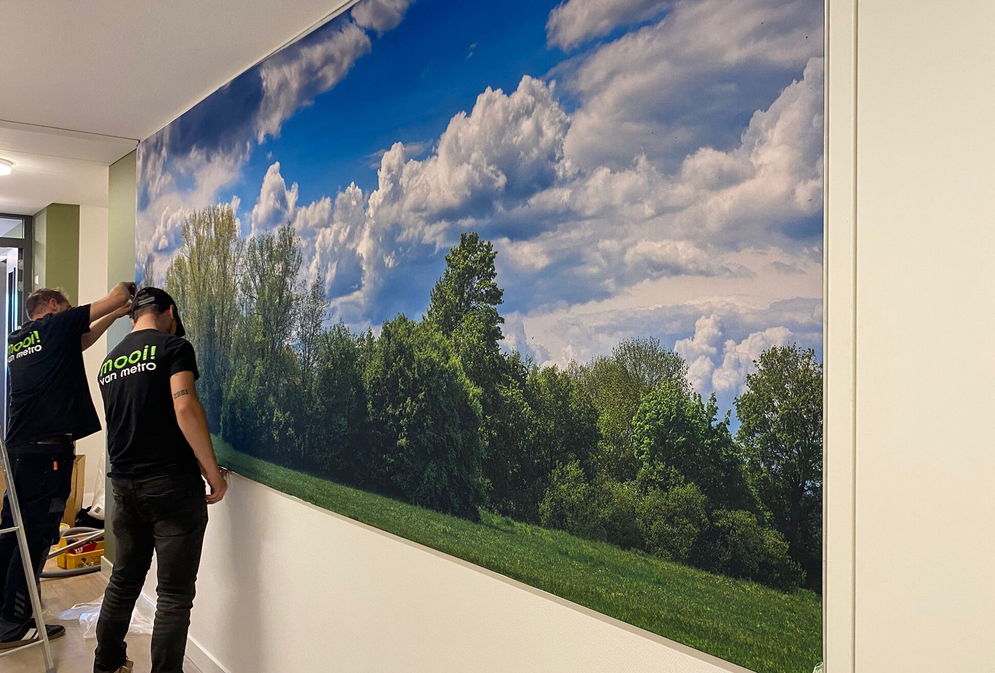 monteurs MetroXL brengen Acoustiwall akoestisch dempende textielframes aan bij zorgcentrum De Vier Jaargetijden