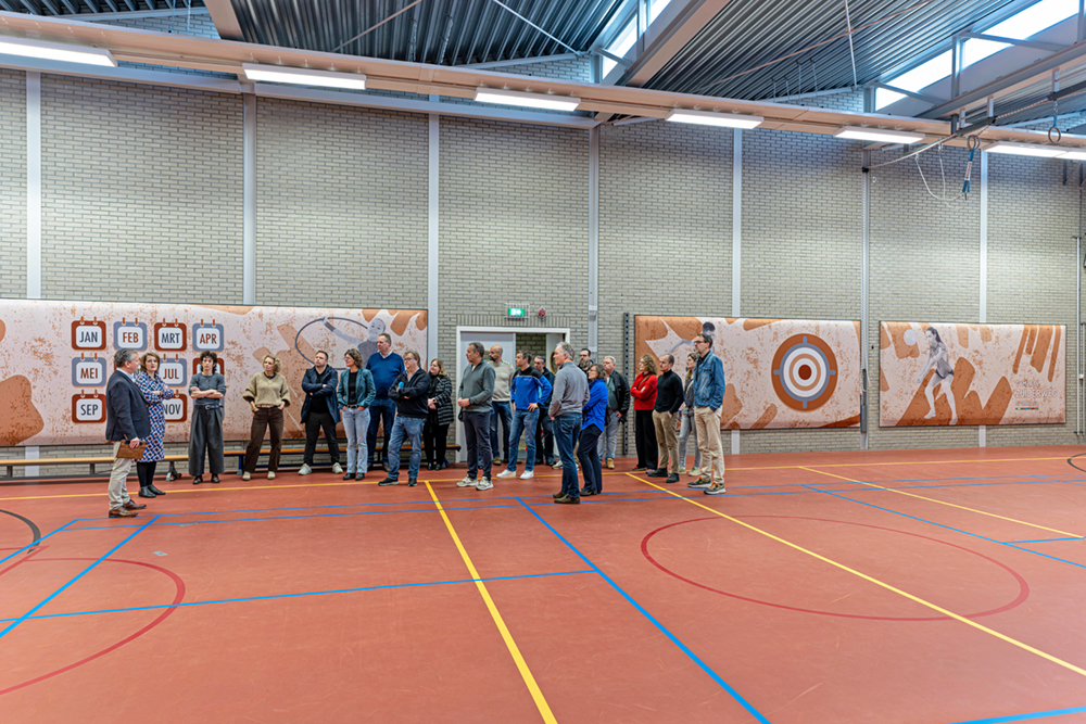 Pulastic Soundwall verbetert de akoestiek in sportlocaties in Groningen met stillere, veiligere en visueel sterke sportzalen