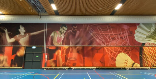 Sporthal Scharlakenhof met akoestische wand en doorlopende visuals voor rust en beleving.