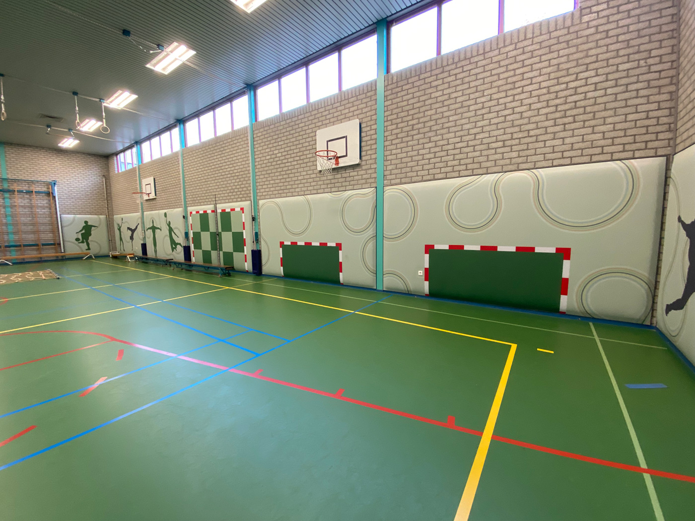 Sportzaal Penta CVO Spijkenisse met akoestische wanden en speelse sportelementen.