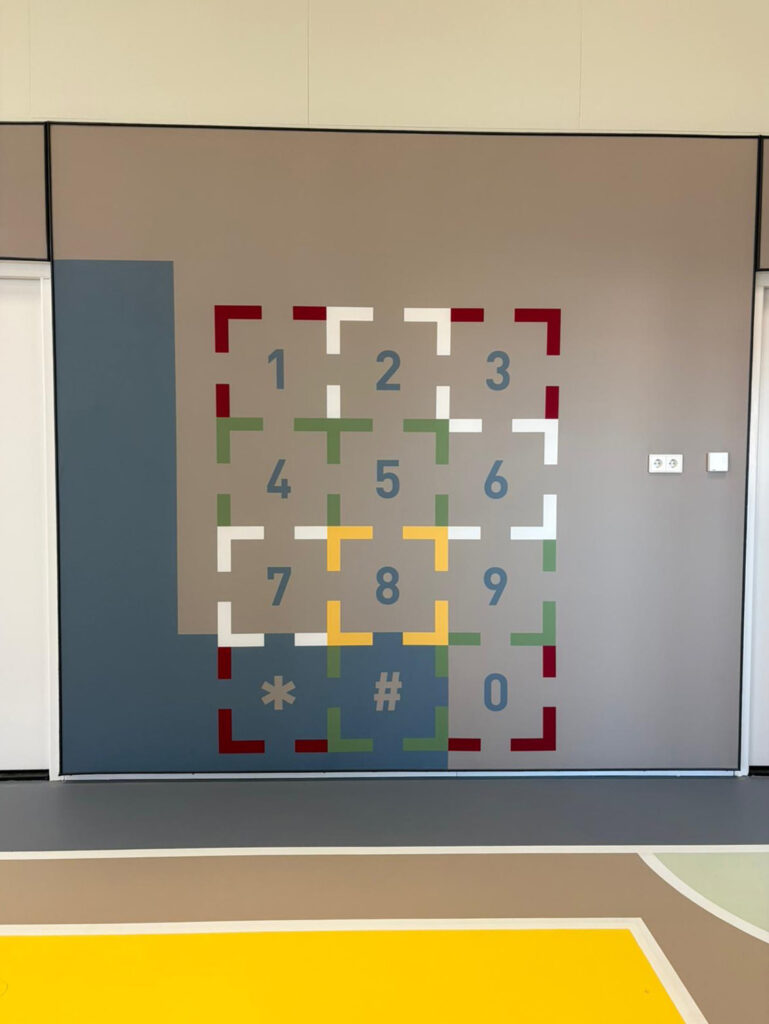 Detail van de Pulastic Soundwall Gouda met op maat gemaakte ASM belijning in de sportzaal.
