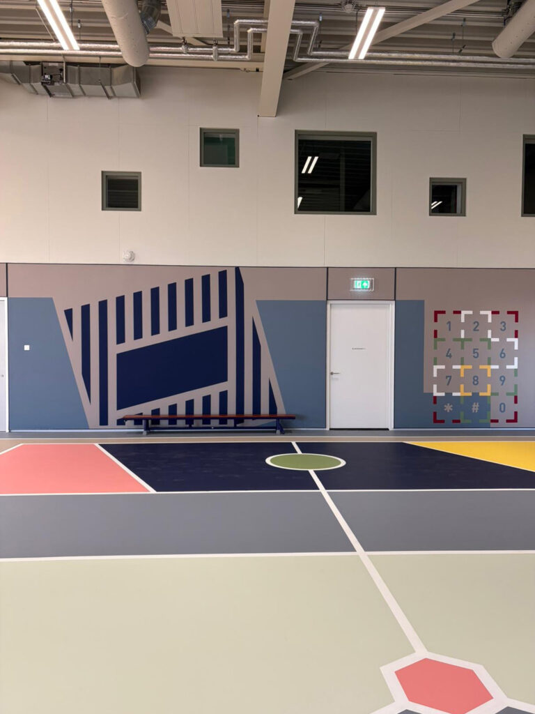 Pulastic Soundwall Gouda toegepast in moderne sportzaal voor optimaal geluid en visuele beleving.