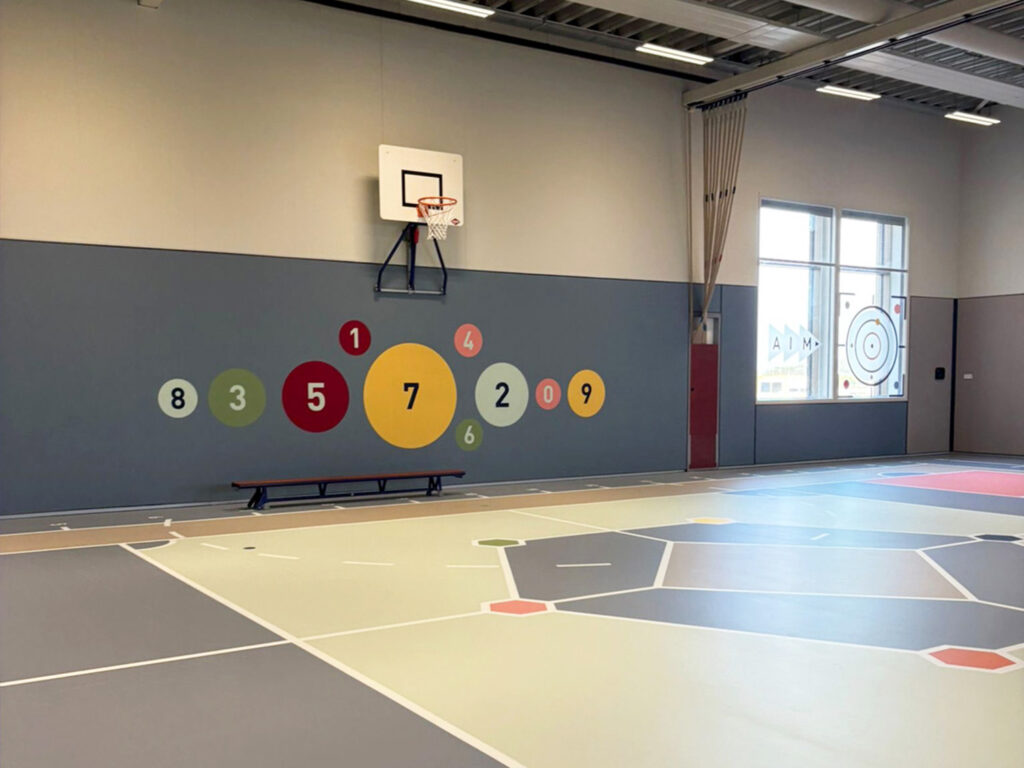 Overzicht van de sportzaal in Gouda met Pulastic Soundwall als akoestische wandoplossing.