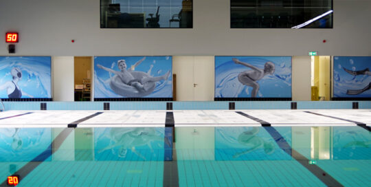 Pool Sound Absorbers verbeteren de akoestiek in het Olympiabad Waalwijk voor een rustigere en prettigere zwemomgeving.