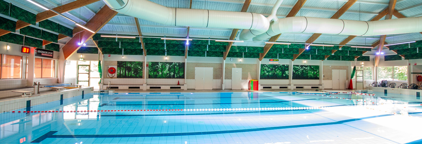Zwembad Jaspers Winterswijk met Pool Sound Baffles aan plafond en Pool Sound Wall voor betere akoestiek en botanische sfeer.